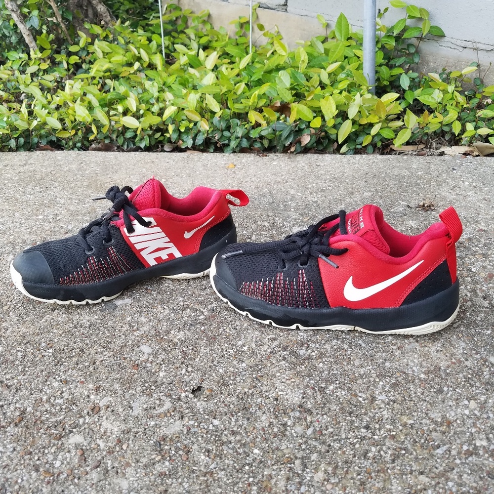 Nike Hustle Quick Boys Shoes